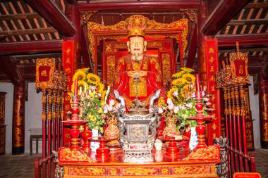 Edebiyat Tapınağı'nda Konfüçyüs ve müritlerine Sunaklar, Hanoi