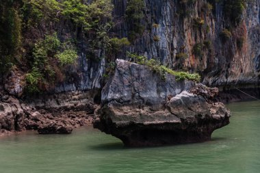 Halong Körfezi adaları ve kayaları, Vietnam
