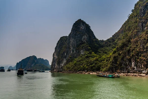 Halong Öböl Szigetei Sziklái Vietnam — Stock Fotó