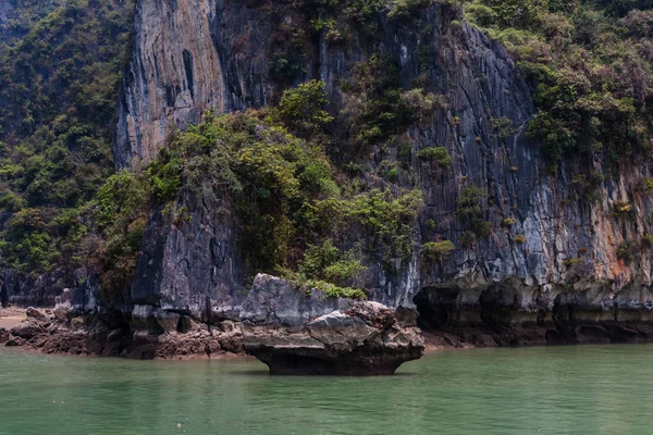 Ostrovy Skály Halong Bay Vietnam — Stock fotografie