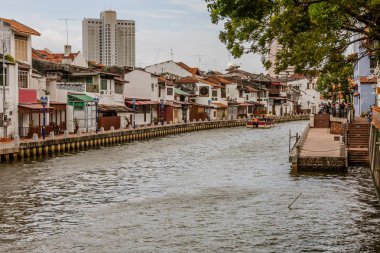 Tarihi Melaka şehir merkezinde Melaka Nehri üzerinde bir seyir teknesi