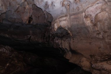 Kuching yakınlarındaki Rüzgar Mağarası'nın içinde, Sarawak, Borneo