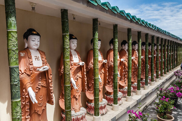 Галерея статуй Будды в храме Кек Лок Си, богато украшенный буддийский храм, остров Пенанг, Малайзия
