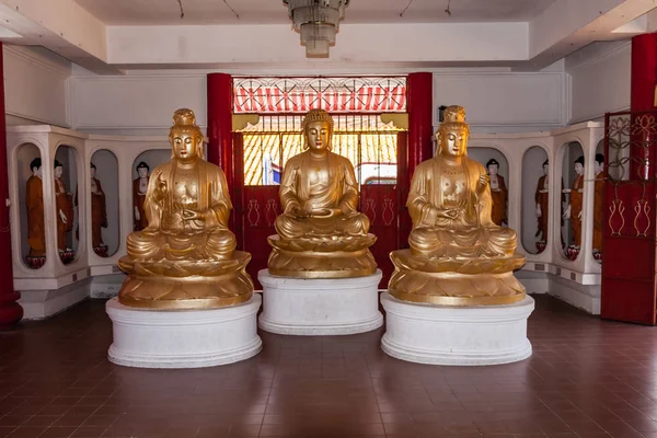 Três Budas Sentados Templo Kek Lok Templo Budista Ornamentado Ilha — Fotografia de Stock