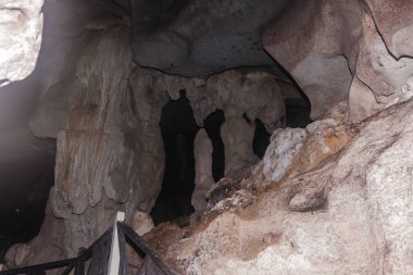 Kuching yakınlarındaki Rüzgar Mağarası'nın içinde, Sarawak, Borneo