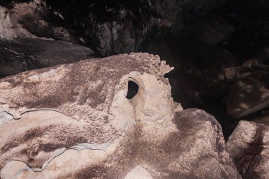 Kuching yakınlarındaki Rüzgar Mağarası'nın içinde, Sarawak, Borneo