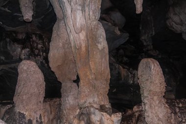 Kuching yakınlarındaki Rüzgar Mağarası'nın içinde, Sarawak, Borneo
