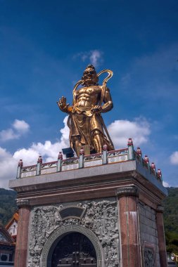 Kek Lok Si Tapınağı'nda mitolojik bir koruyucu heykeli, süslü Budist tapınağı, Penang Adası, Malezya