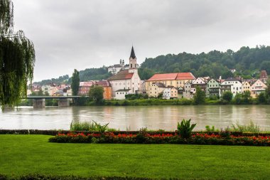 Inn Nehri'nin sağ kıyısında bir görünüm, Passau, Almanya