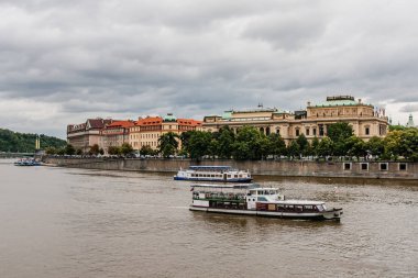 Rudolfinum, Çek Filarmoni, Prag Koncervatory ve Hukuk Fakültesi (Charles Üniversitesi), Vltava Nehri'nin sağ kıyısından bir görünüm