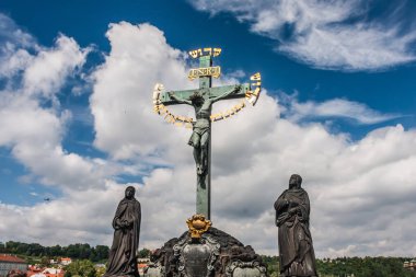 Haç ve Calvary heykeli, Charles Köprüsü, Prag