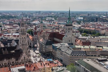 Marienplatz ve Münih'in tarihi şehir merkezi, Frauenkirche bir görünüm