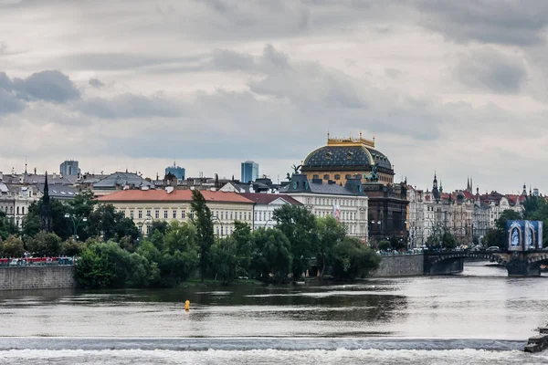 Panoramę Pragi Teatrem Narodowym Mostem Legionów — Zdjęcie stockowe