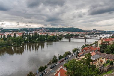 Vltava Nehri ve Demiryolu Köprüsü'nün Vyehrad, Prag'dan görünümü