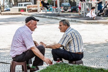 İstanbul'da çayla konuşan erkeklere