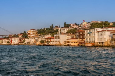 İstanbul Boğazı'nın Asya kıyı şeridinde Osmanlı dönemi villaları ve alçak binalar