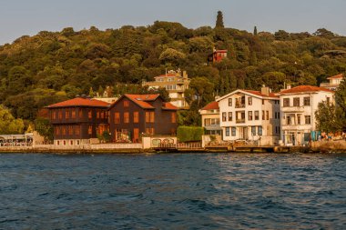 İstanbul Boğazı'nın Asya sahil şeridinde Osmanlı dönemi villaları ve alçak binalar
