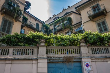 Çitlerle çevrili avludaki binalar, Torino