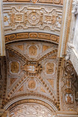 Aziz Petrus Bazilikası kemer süslemesinin bir parçası