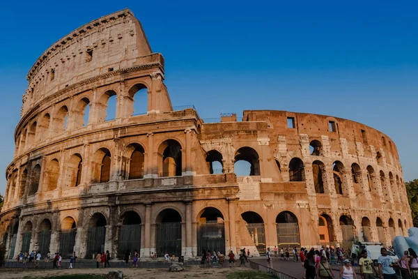 Kolezyum veya Kolezyum, Roma şehir merkezinde bir oval amfitiyatro olarak da bilinir.