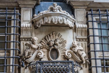 Cenova'da bir binanın dış dekorasyon unsuru olarak meleklerin Heykeller