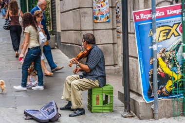 Keman çalan bir sokak müzisyeni, Cenova