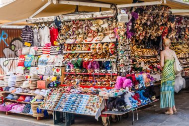 Venedik'te bir sokak hediyelik eşya dükkanında genç bir kadın