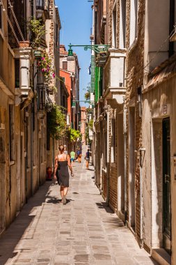 Eski Venedik'in dar bir caddesi