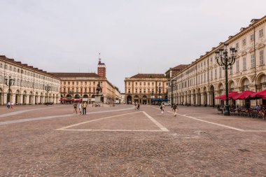 Piazza San Carlo, Torino'nun ana şehir meydanlarından biri, güney tarafından bir görünüm