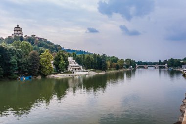 Santa Maria al Monte dei Cappuccini Kilisesi ile Po Nehri manzarası