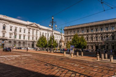 Piazza della Scala, Milano'da dört öğrenciyle birlikte Leonardo da Vinci Anıtı