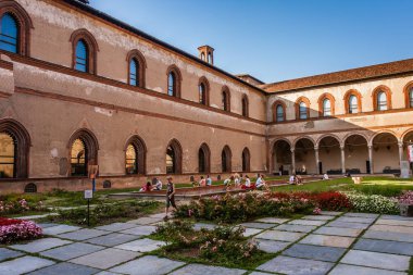 Sforzesco Kalesi'nin iç avlusu, Milano