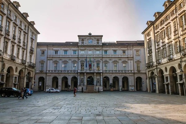 Tarihi Torino şehir merkezinde Belediye Binası ve Belediye Meydanı
