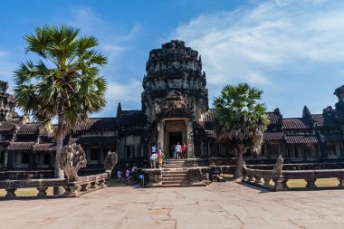 Ana Angkor Wat tapınağının girişinde çok başlı bir naga (yılan), Siem Reap, Kamboçya