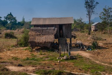 Siem Reap Eyaleti, Kamboçya'da yoksul bir Khmer konut yol kenarında