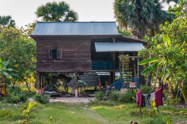 Siem Reap Eyaleti, Kamboçya'da yoksul bir Khmer konut yol kenarında