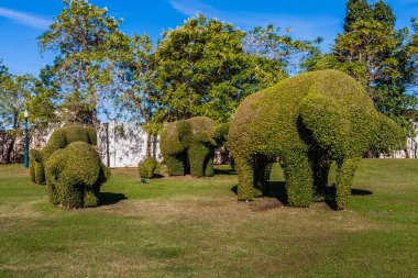 Yaz Sarayı bahçesinde yeşil heykeller (Bang Pa-In Kraliyet Sarayı), Ayutthaya, Tayland