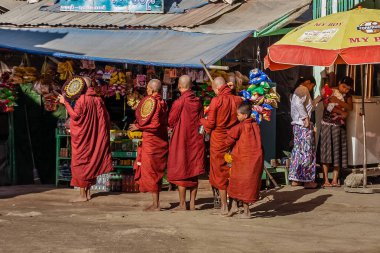 Birmanyalı Budist rahipler yiyecek için yalvarıyor