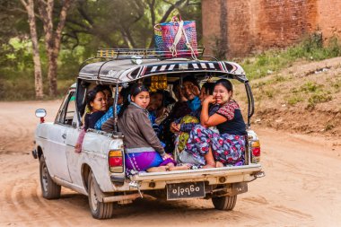 Birmanyalı kadınlar işe gidiyor, Bagan, Myanmar