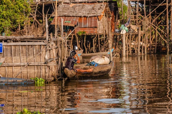 Una Mujer Lavándose Cabeza Pueblo Pescadores Lago Tonle Sap Camboya — Foto de Stock