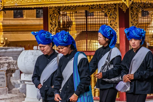 Las Peregrinas Shan Shwezigon Pagoda Nyaung Myanmar —  Fotos de Stock