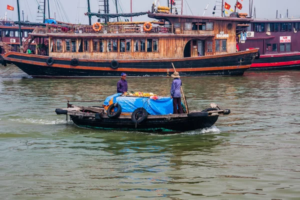 Een Boot Watermarkt Long Bay Long Vietnam — Stockfoto