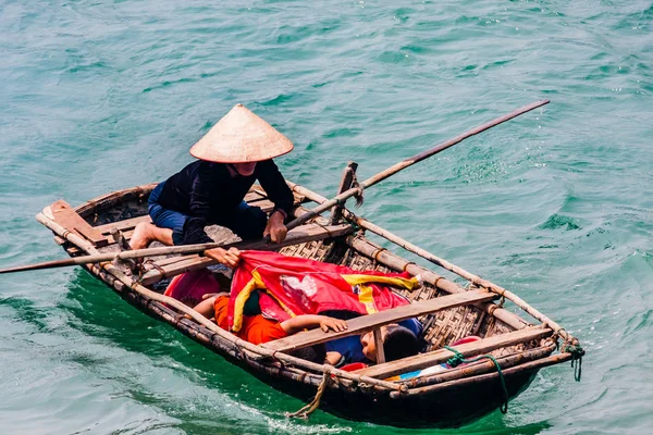 Een Vietnamese Vrouw Met Twee Kinderen Roeien Boot Long Bay — Stockfoto