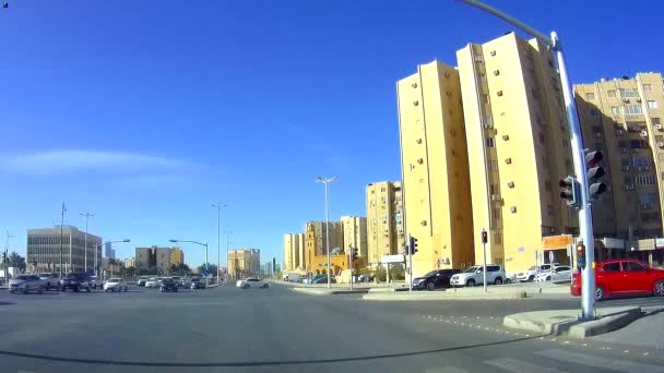 리야드 사우드 압둘아지즈 무사이드빈 잘라위 교차로에서교통 — 비디오
