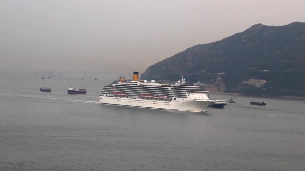 Ein Kreuzfahrtschiff Durchquert Die Tung Wan Bucht Der Nähe Der — Stockvideo