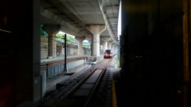 Metro istasyonuna gelen bir tren 