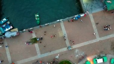 İnsanlar Sai Kung Köyü, Hong Kong gezinti boyunca yürüyüş