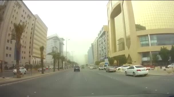 リヤドの砂嵐の間に通りの交通 — ストック動画