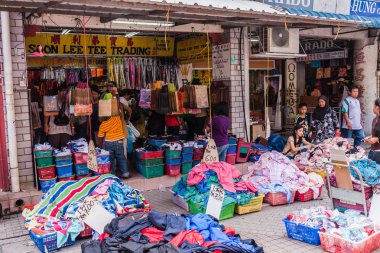 Kuching, Malezya şehir merkezinde bir sokak pazarı ve alışveriş