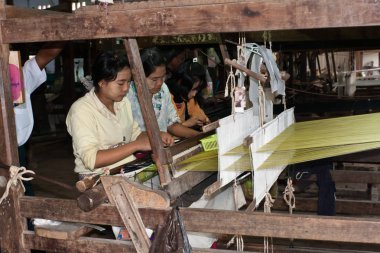 Mandalay 'daki dokuma tezgahında çalışan genç Burmalı kadınlar. Aralık 2011